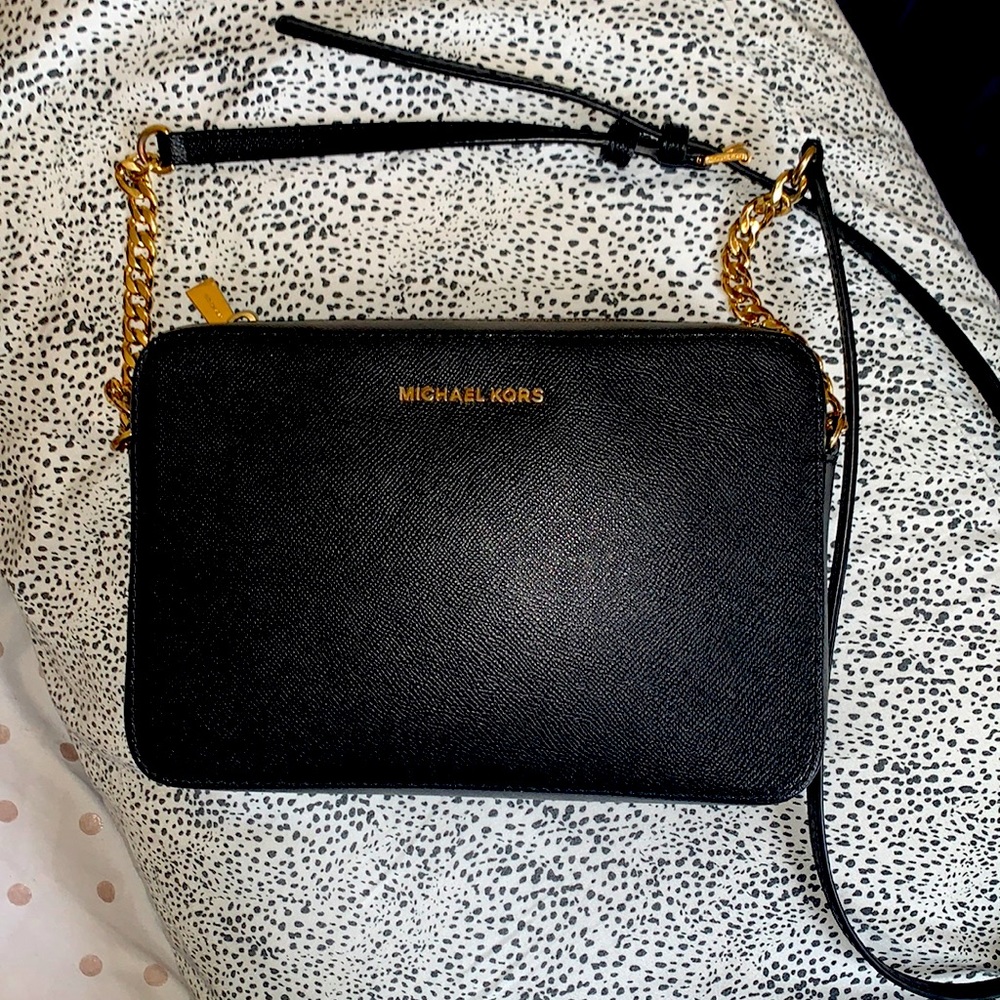 Michael Kors Shoulder Bag. 9in.(wide) 6.5in. (Tall) 3 Pockets inside.